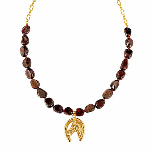 Collar con cuentas en piedra natural y charm de herradura dorado. 